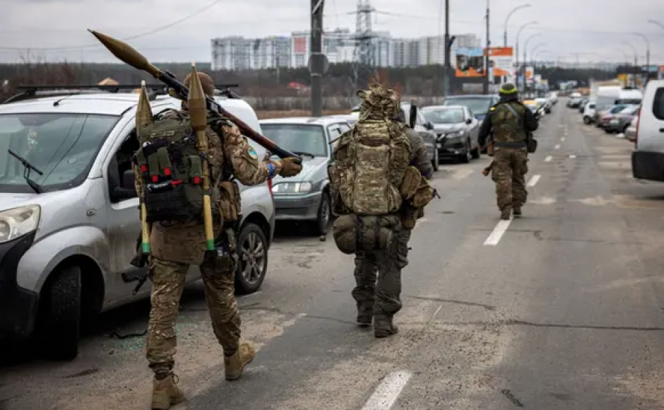 Los ucranianos, sobrepasados en potencia de fuego, piden a Occidente armas más poderosas para repeler el ataque. 