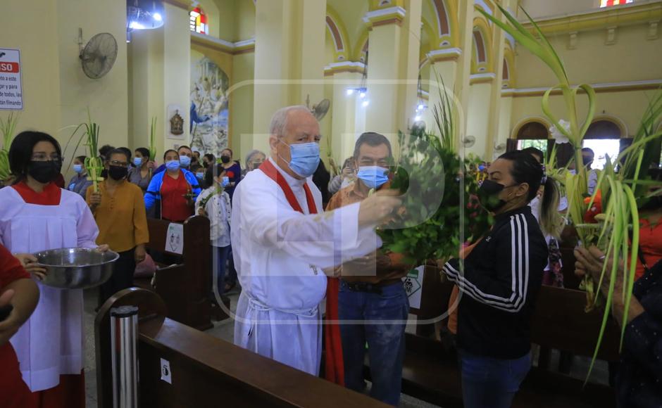 Los creyentes católicos compraron arreglos y los llevaron para ser bendecidos el Domingo de Ramos.