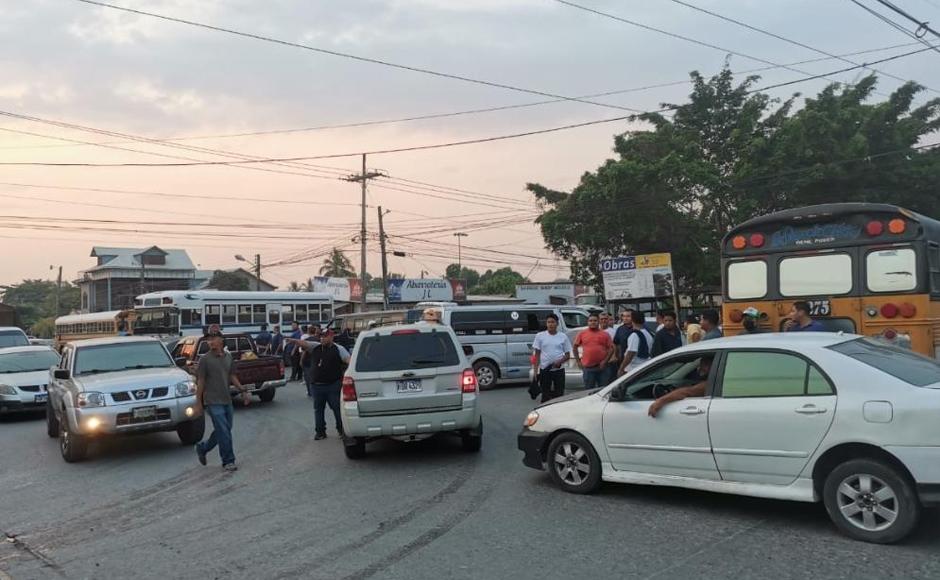 Únicamente se está permitiendo el paso de automoviles particulares.