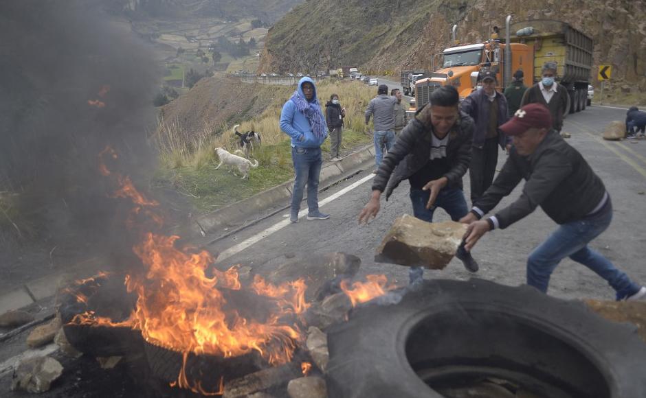 Los indígenas bloquearon una carretera que une la costa y las áreas montañosas, cerca de Zumbahua, en Ecuador.