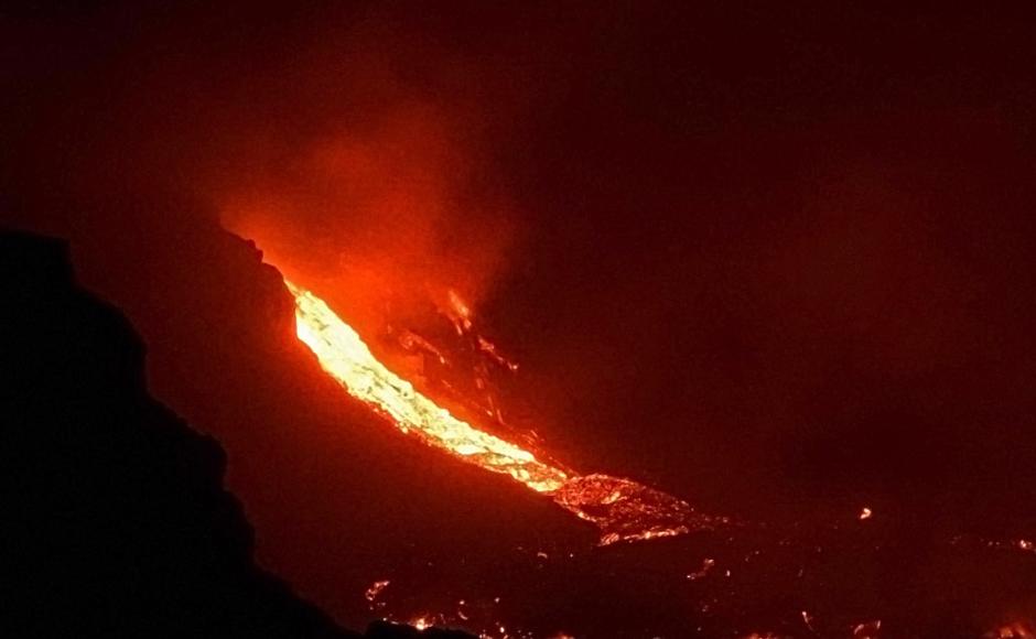 La lava del volcán de Canarias gana terreno al mar
