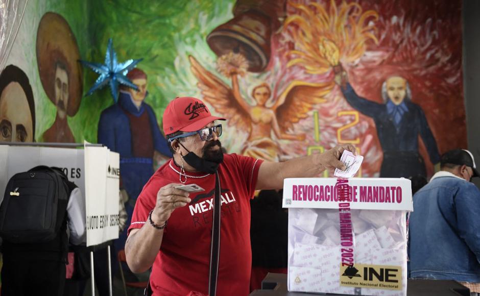 La gente vota en un colegio electoral durante un referéndum nacional sobre la revocación del mandato del presidente mexicano Andrés Manuel López Obrador.