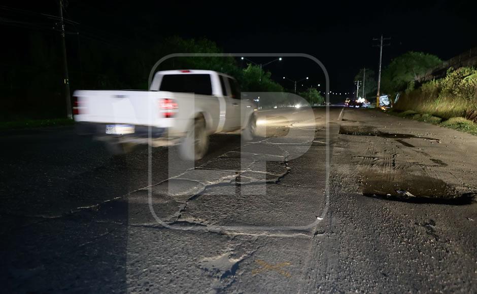 Las grandes grietas y los baches ponen en riesgo a los conductores, que también se ven afectados por la falta de iluminación.