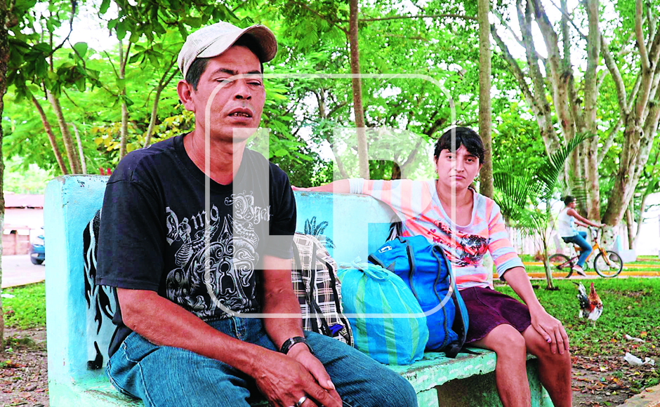 Calixto y Aurora aún no se recuperan de su pérdida y alquilan un pedacito de tierra en El Corozal, Trinidad.