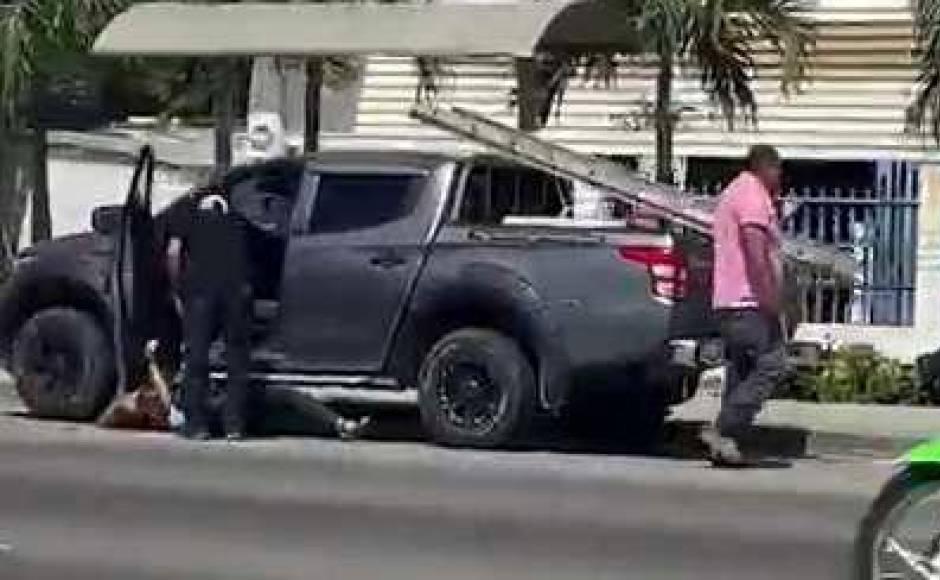 Momento en que la mujer es axuliada por uno de sus trabajadores.