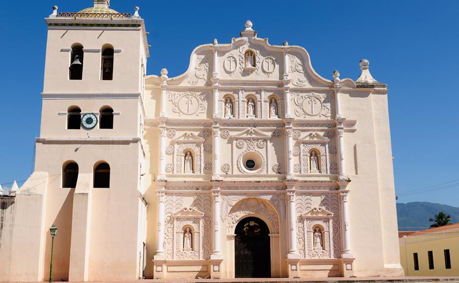 La Catedral Inmaculada Concepción en Comayagua, parte del patrimonio de la época colonial en Honduras.
