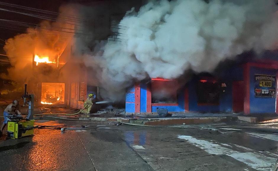 Voraz incendio destruye negocio de llantas en Comayagua