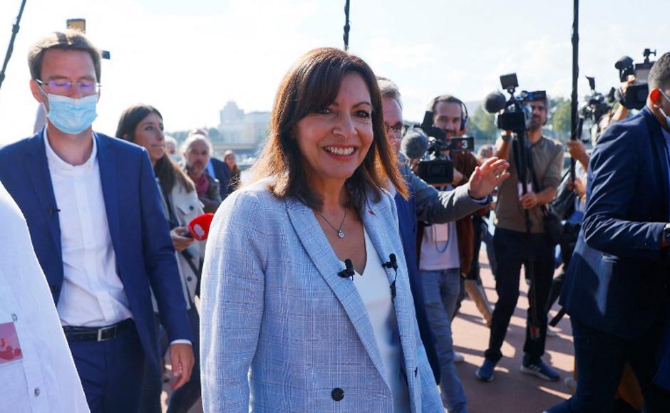 La alcaldesa de París rodeada de periodistas se marcha en Rouen.