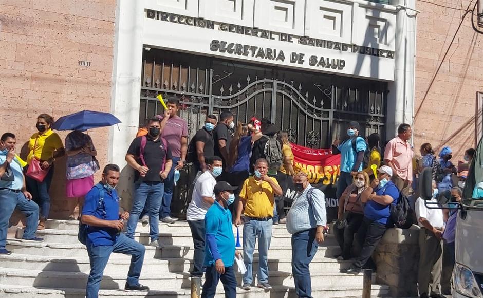 Empleados de Salud y Educación protestan por atraso salarial