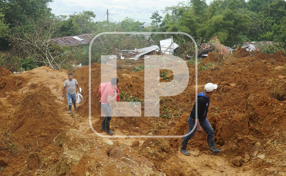 Se construirán talleres de carpintería y soldadura y se impartirán capacitaciones en costura, panadería y otros oficios para que las familias generen recursos. Foto: 2020: derrumbe de la aldea por los huracanes Eta y Iota.