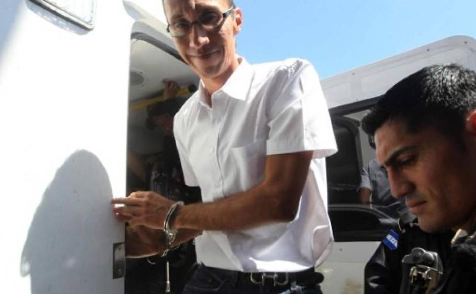 Saúl Escobar mientras era escoltado para comparecer en los juzgados durante el primer juicio.