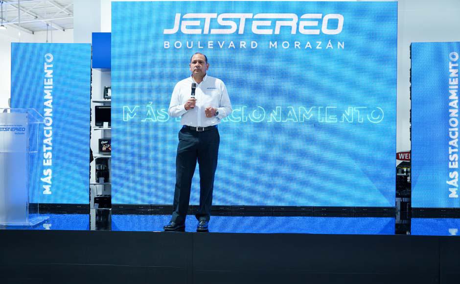 Humberto García, gerente de ventas de Jetstereo, dio las palabras de bienvenida al evento de inauguración.