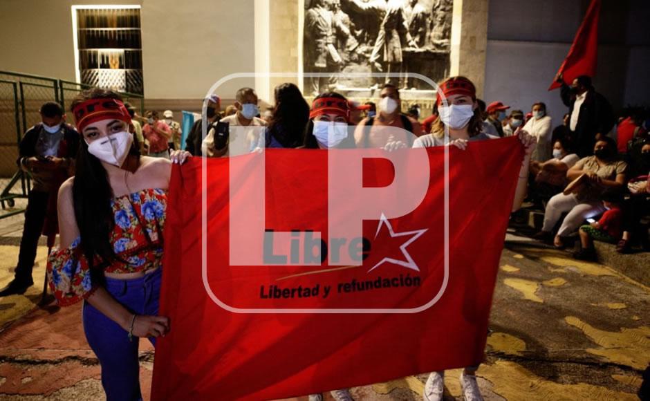 Simpatizantes de Xiomara Castro en vigilia desde los bajos del Congreso Nacional