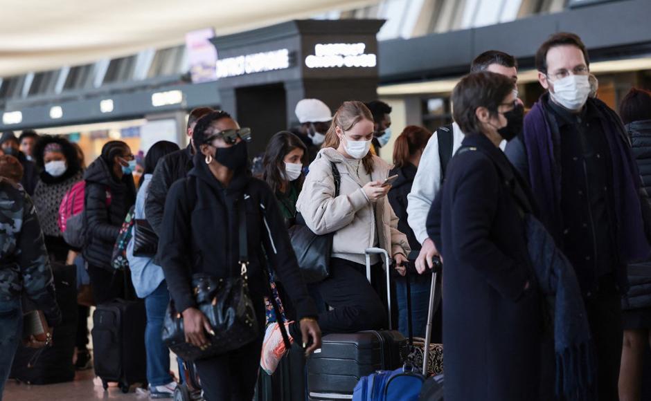 Los pasajeros esperan en la fila para registrarse para sus vuelos en el aeropuerto internacional en Dulles, Virginia.