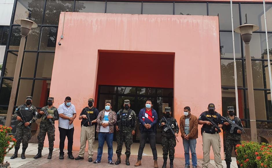 Detienen a cuatro hombres con 2,000 paquetes de marihuana