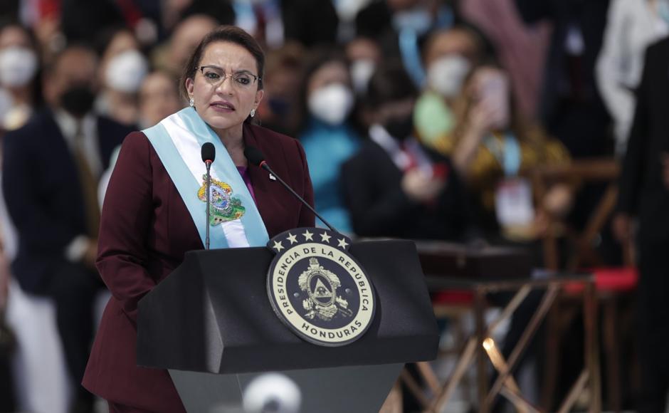 Xiomara Castro disertando su discurso como presidenta de Honduras.