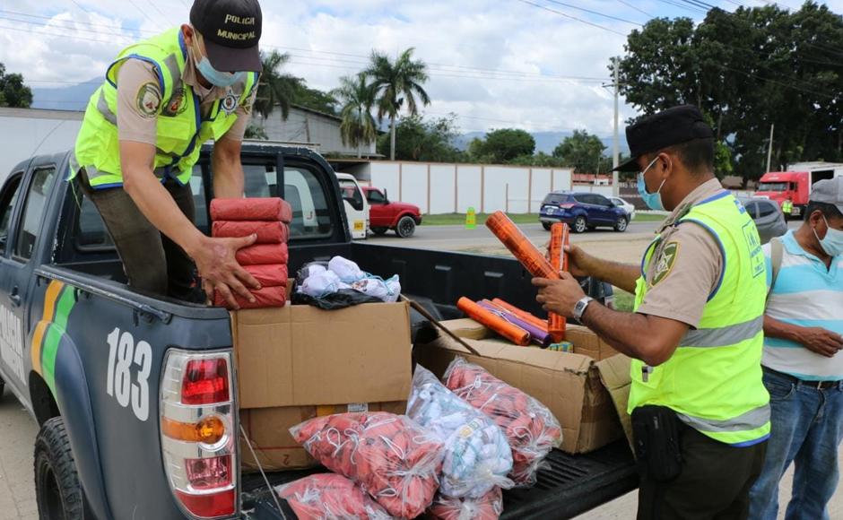 Productos hechos con pólvora que fueron decomisados en el punto de control de la carretera hacia el occidente del país.