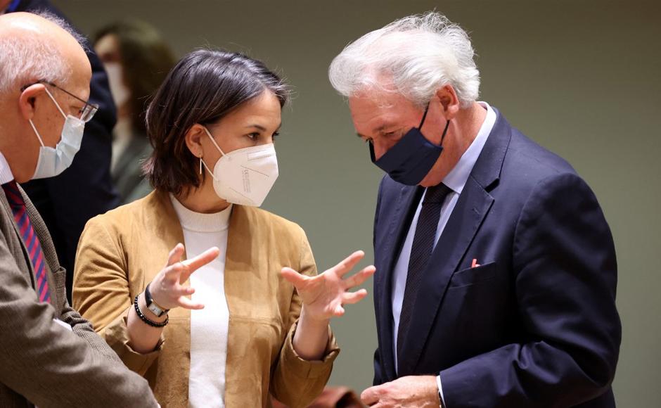 La ministra de Relaciones Exteriores de Alemania, Annalena Baerbock, habla con el ministro de Relaciones Exteriores de Luxemburgo, Jean Asselborn, antes de una reunión extraordinaria del Consejo de Asuntos Exteriores sobre Ucrania en la sede de la UE en Bruselas.