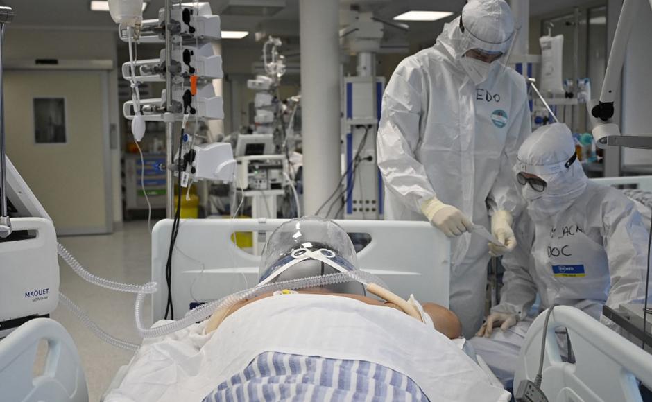 Los miembros del personal médico están cerca de un paciente utilizando una nueva tecnología no invasiva que puede reducir la necesidad de intubación en la unidad de cuidados intensivos.