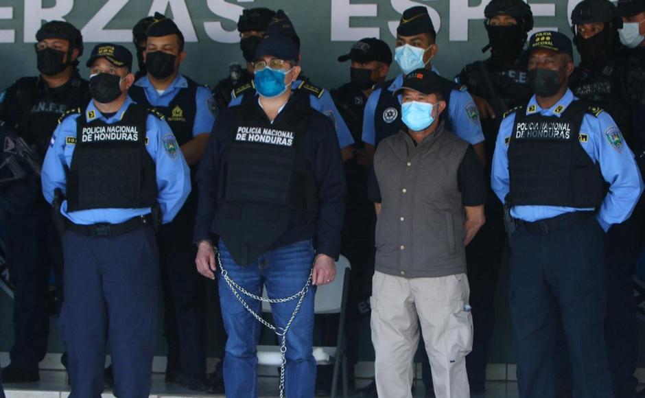 El expresidente Juan Orlando Hernández fue esposado de pies y manos por las autoridades policiales.