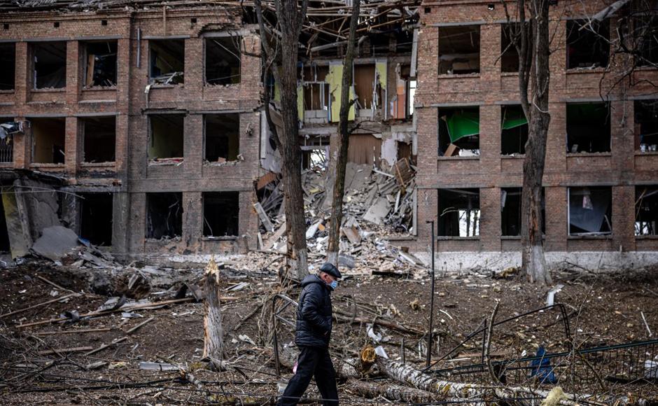 Intensos bombardeos rusos y éxodo de ucrananios antes de nuevas negociaciones