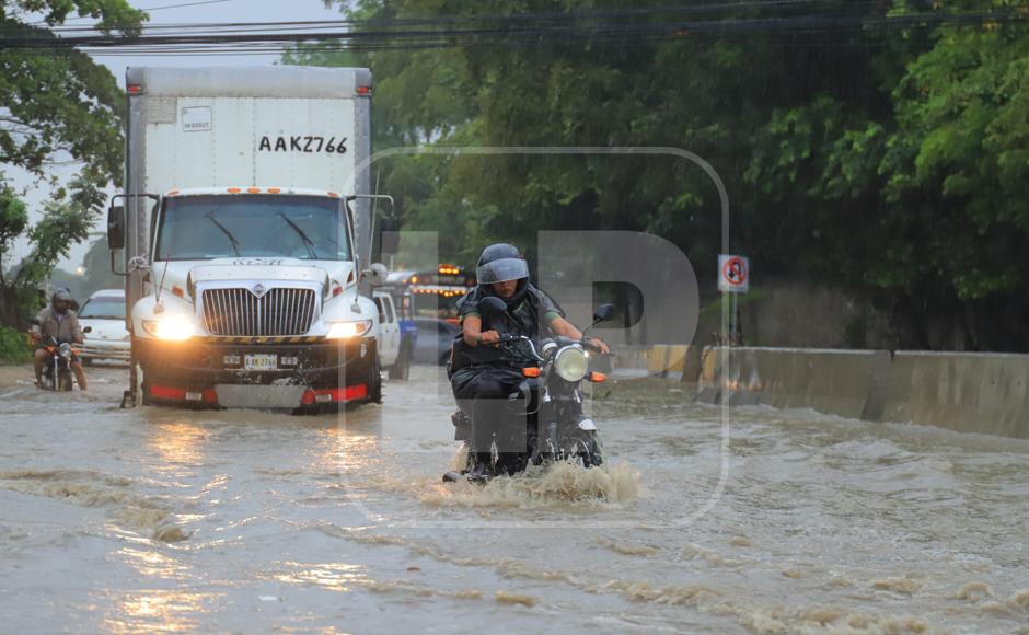 Las calles se inundaron y el agua rebalsó unos puentes. 