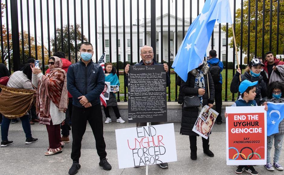 Manifestantes frente a la Casa Blanca instando al presidente estadounidense Joe Biden a apoyar los derechos humanos, antes de su cumbre virtual con su homóloga china Xi Jinping.
