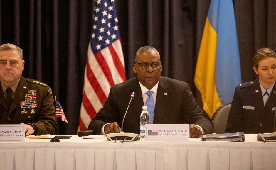 El Secretario de Defensa de Estados Unidos., Lloyd Austin, habla durante una reunión con miembros de un Grupo Consultivo de Seguridad de Ucrania en la Base Aérea en Ramstein, Alemania.