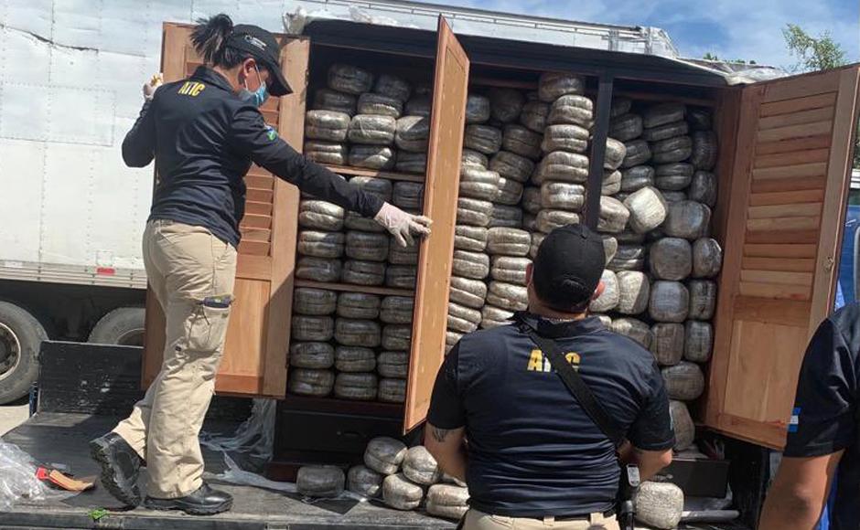 Dictan prisión a presuntos traficantes de marihuana que escondían en armarios