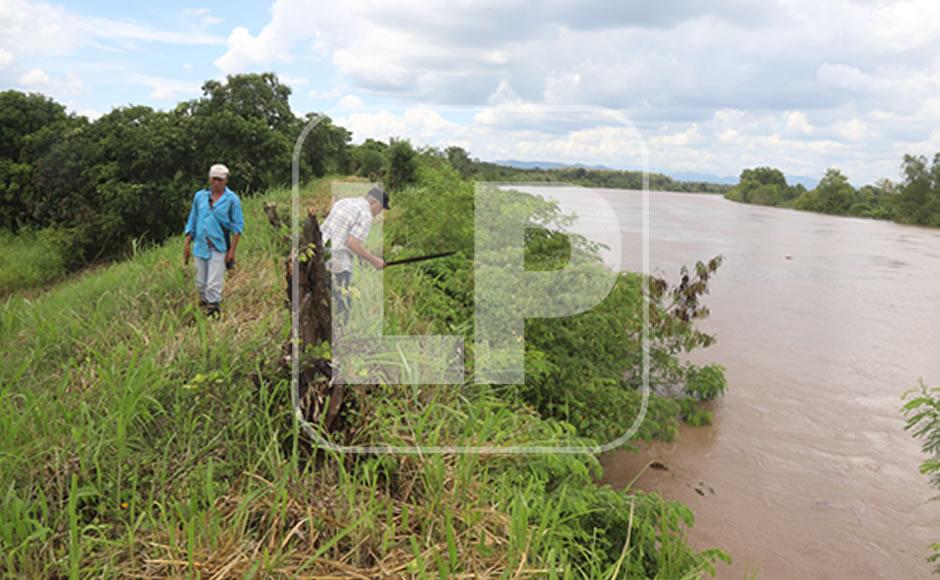 Vecinos de bajos de El Progreso revisan el daño en el bordo, el cual está socavado en 40%; en la Policarpo Paz familias duermen en champas. Fotos: Franklyn Muñoz.