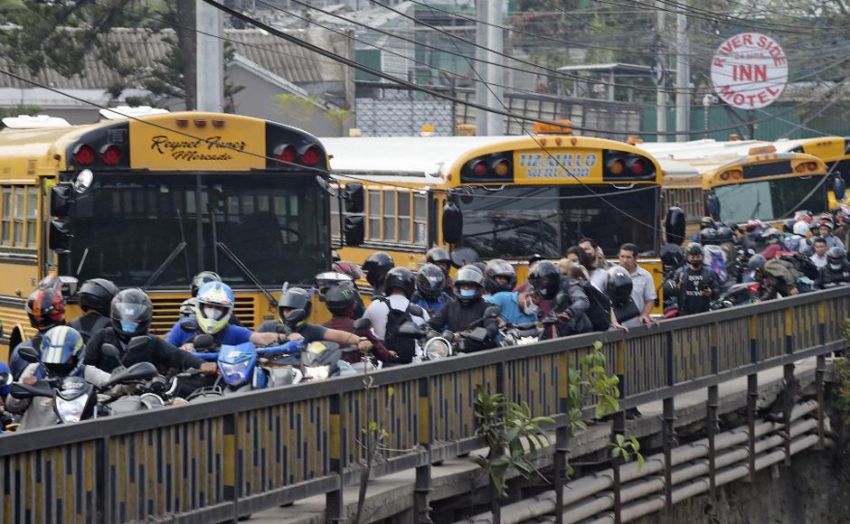 Policía no descarta usar gas lacrimógeno si no cesa el paro de transporte