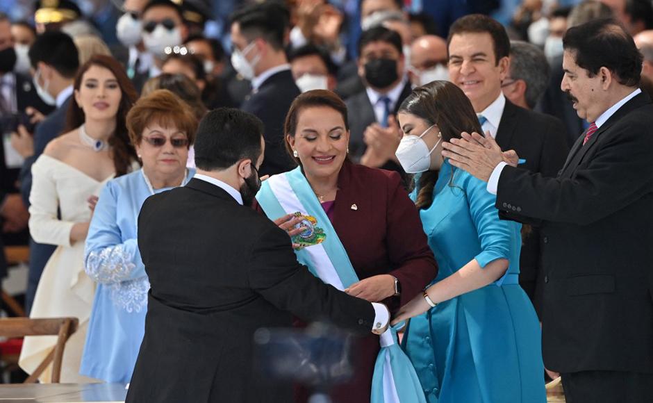 La presidenta electa de Honduras, Xiomara Castro, usa la banda presidencial después de prestar juramento.