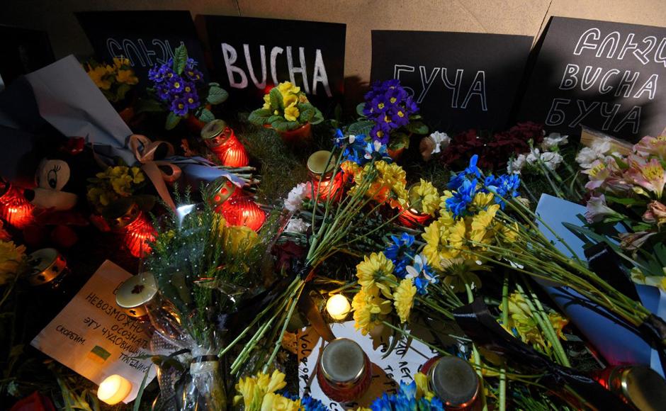 La gente se reúne frente a la embajada de Ucrania en Ereván para llorar a los civiles encontrados muertos en la ciudad de Bucha.
