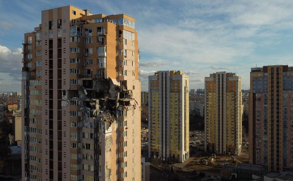 Esta vista general muestra los daños en los pisos superiores de un edificio en Kiev, luego de que supuestamente fuera alcanzado por un cohete ruso.