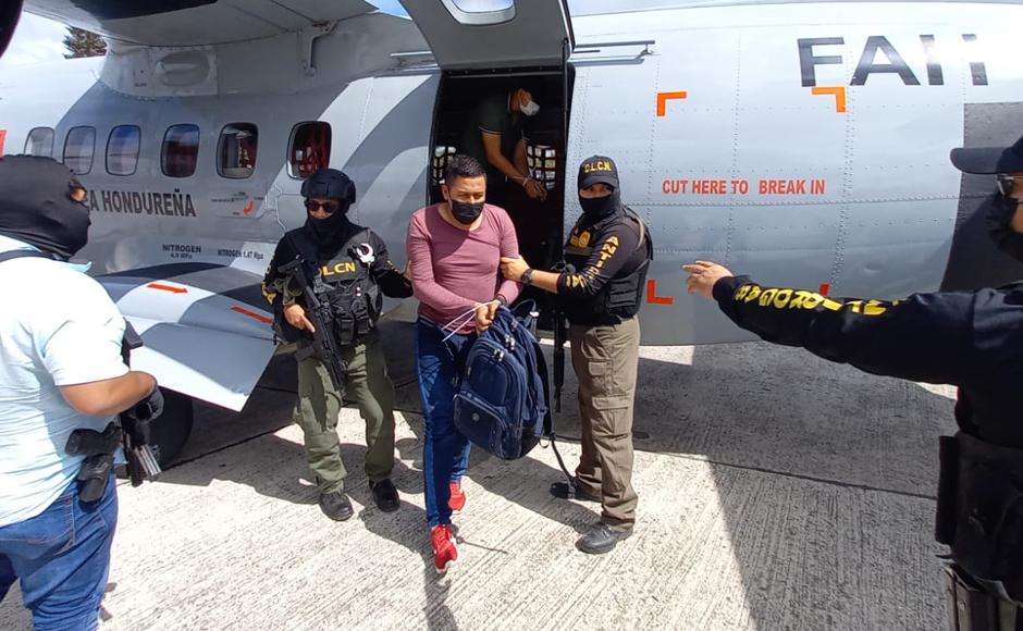 Trasladan a Tegucigalpa a policías y demás capturados durante operativo en Tocoa