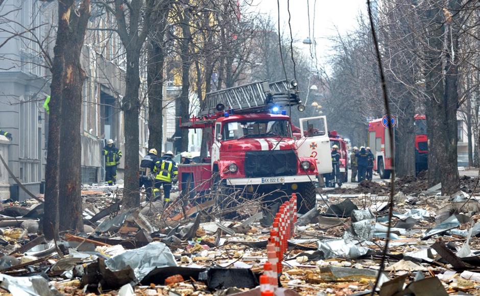 Los bomberos trabajan para contener un incendio en el complejo de edificios que alberga el servicio de seguridad SBU regional de Khark, presuntamente alcanzados durante el reciente bombardeo de Rusia.