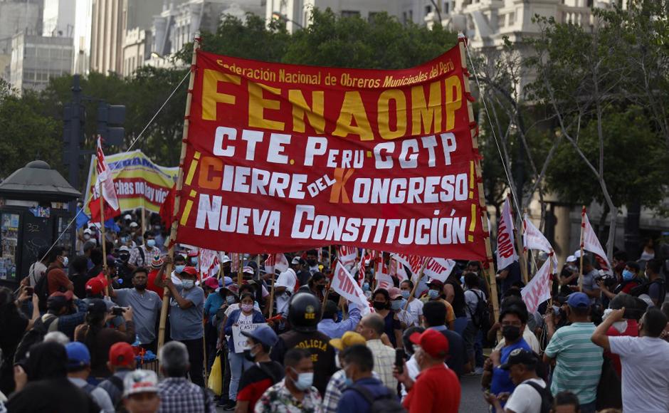 Miembros de la Confederación General de Trabajadores del Perú (CGTP) marchan hacia el congreso peruano.