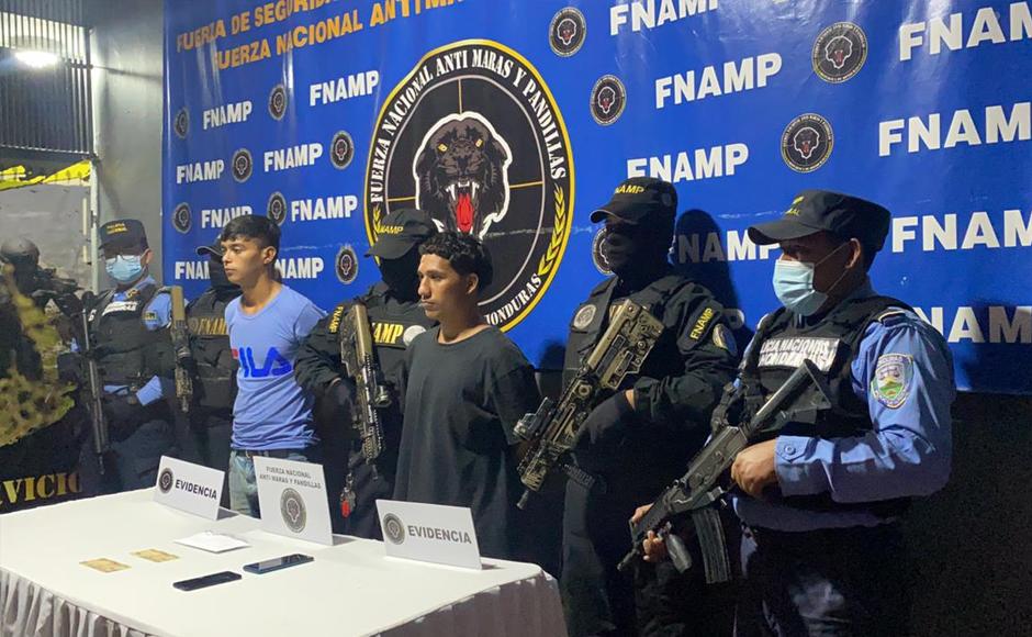 Momento en que fueron presentados junto a la evidencia decomisada.