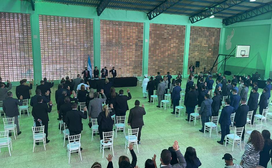 Momento en que se juramentó a los nuevos integrantes de la junta directiva del Congreso en Bosques de Zambrano.