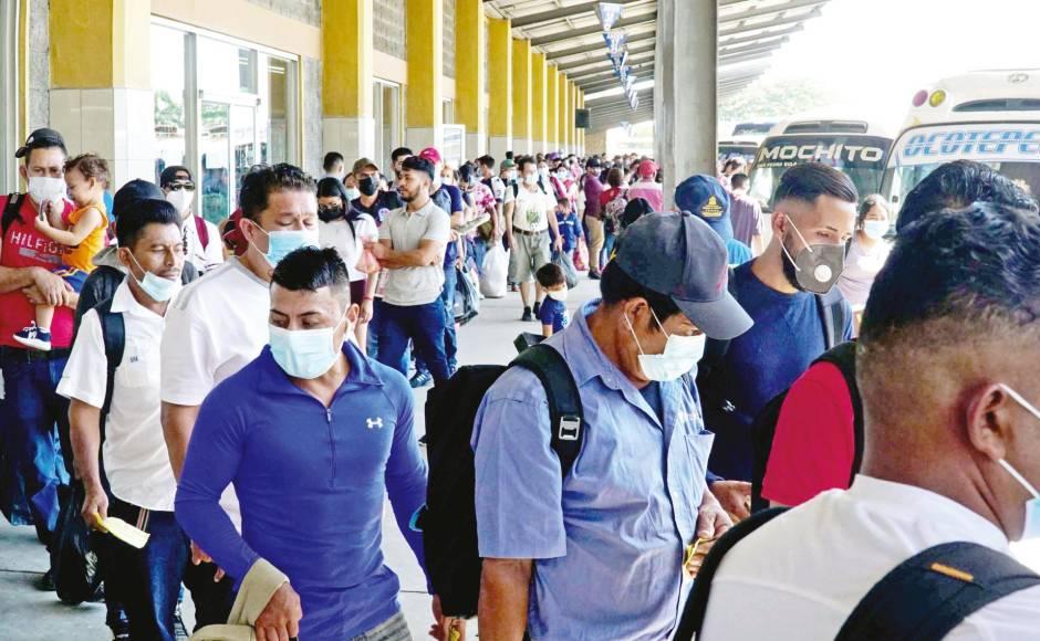 Avanza éxodo de viajeros en terminales de buses por Semana Santa