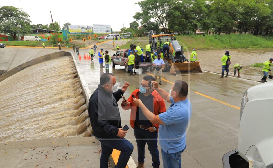 Equipos de trabajo de la Municipalidad en el vado de la colonia Juan Lindo, afectado por la lluvia este lunes.