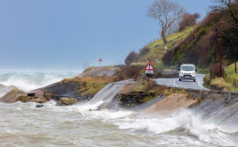 Las olas chocan contra el malecón en Carnlough, Irlanda del Norte.