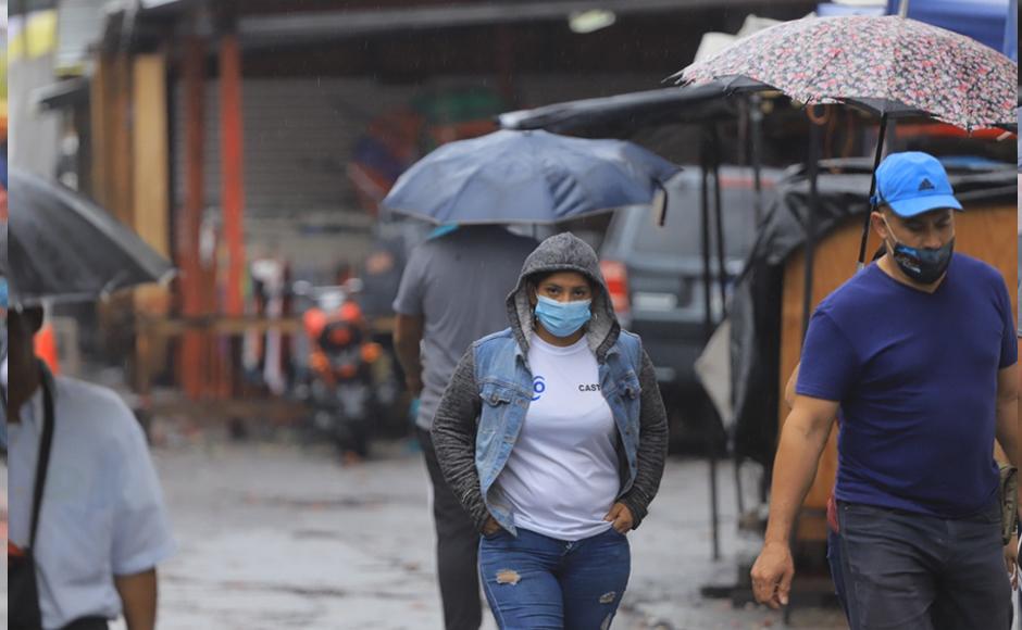 Los sampedranos se mantienen abrigados ante las bajas temperaturas registradas desde inicios de esta semana. 