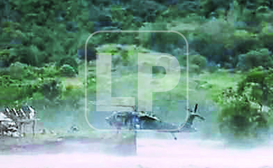 Momento en que el helicóptero de las Fuerzas Armadas de Estados Unidos aterrizó en la isla con una maniobra impresionante.