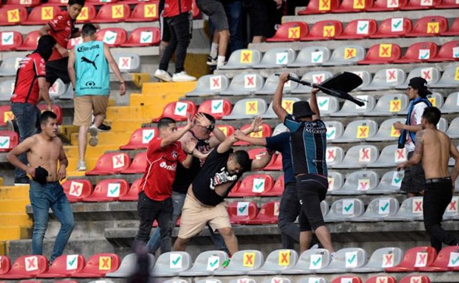 Horror en México: unos 22 heridos dejó violencia en un estadio de fútbol