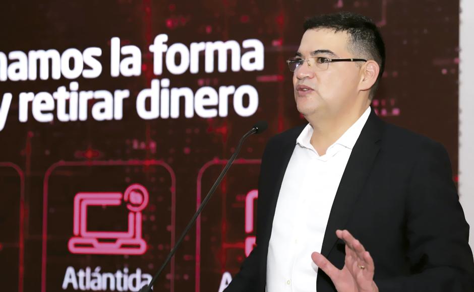Carlos Girón, vicepresidente ejecutivo de Banco Atlántida, explicó la nueva forma de retirar dinero a través del código QR.
