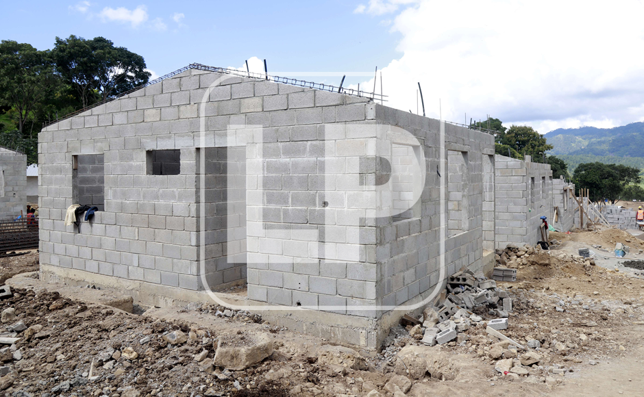 Algunas casas ya comienzan a tomar forma y pronto estarán culminadas con agua potable y energía eléctrica.