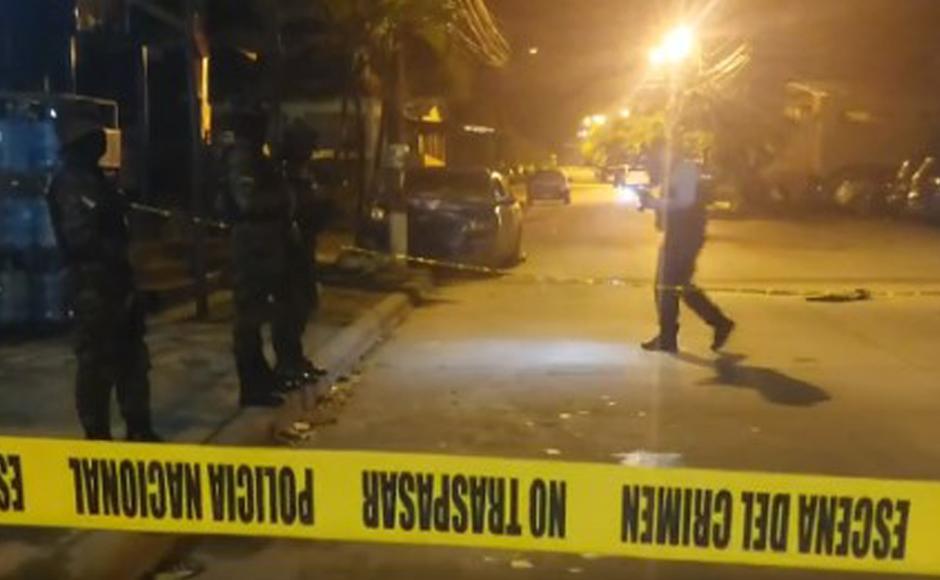 Policías en los alrededores del vehículo tiroteado anoche en Choloma.