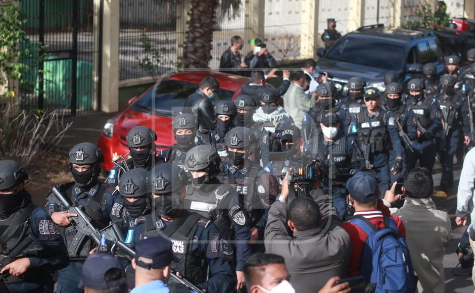Cientos de policías se movilizaron hacia la residencia de Juan Orlando Hernández tras conocerse su solicitud de extradición.