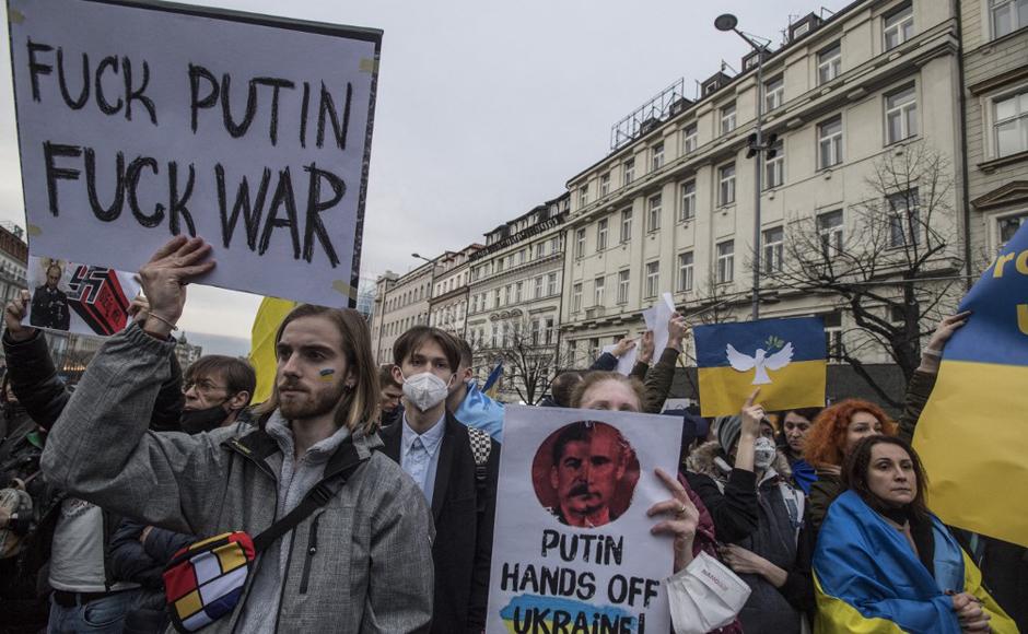 Manifestantes pro-Ucrania sostienen banderas y pancartas en la plaza Venceslao en Praga, República Checa.